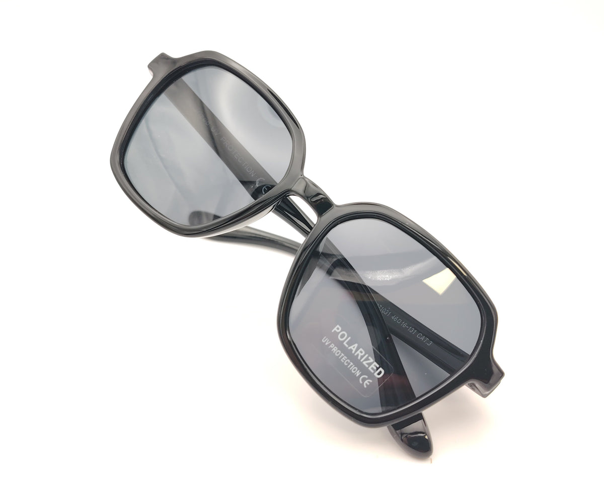 gafas de sol infantiles polarizadas con montura cuadrada negra brillante y lentes grises con protección uv