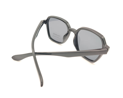 gafas de sol infantiles polarizadas con montura cuadrada negra brillante y lentes grises con protección uv