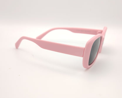 gafas de sol infantiles polarizadas con montura rectangular rosa pastel mate y lentes grises con protección uv