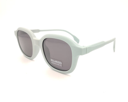 gafas de sol infantiles polarizadas con montura gris claro y lentes grises con protección uv.