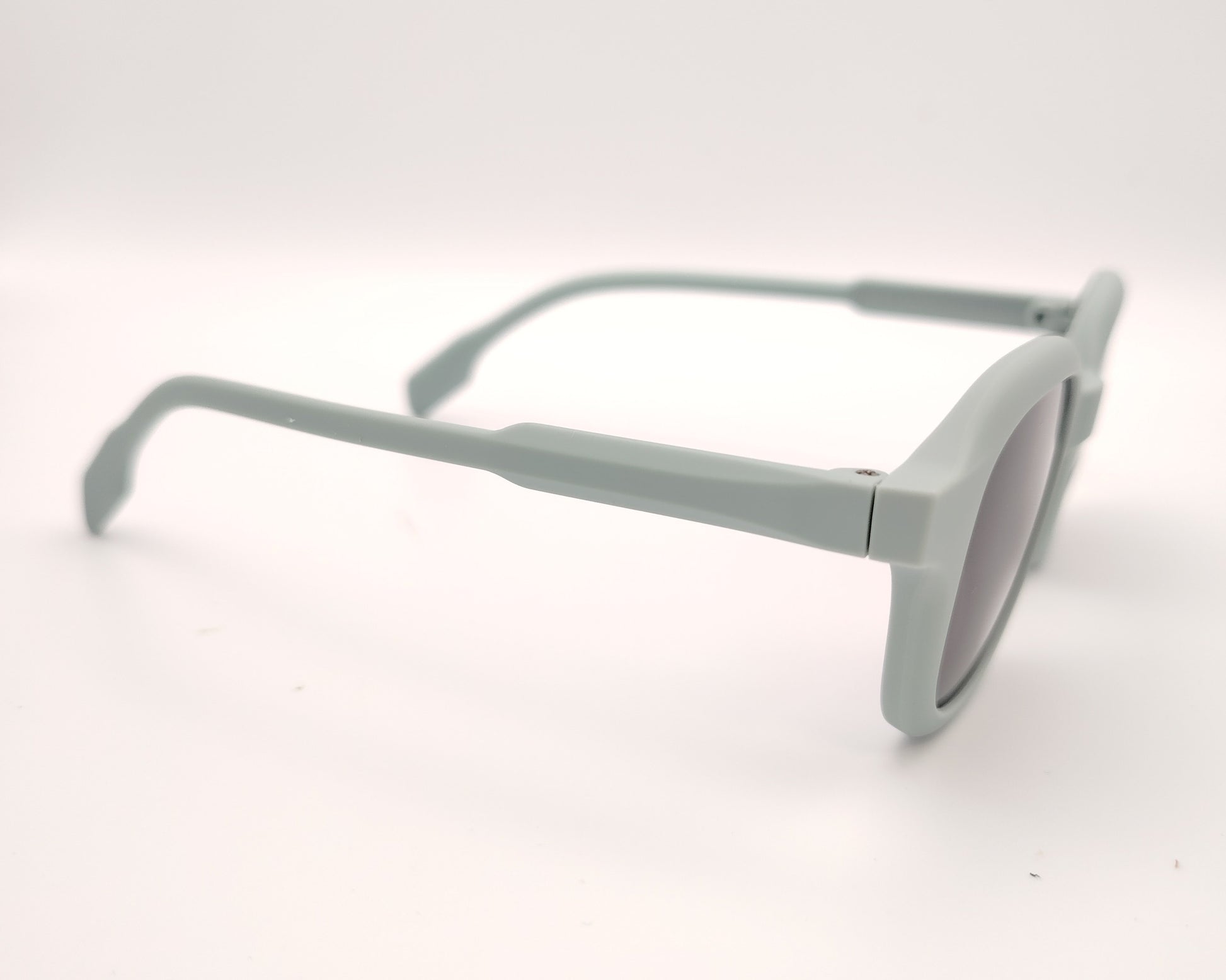 gafas de sol infantiles polarizadas con montura gris claro y lentes grises con protección uv.