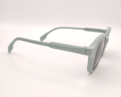 gafas de sol infantiles polarizadas con montura gris claro y lentes grises con protección uv.