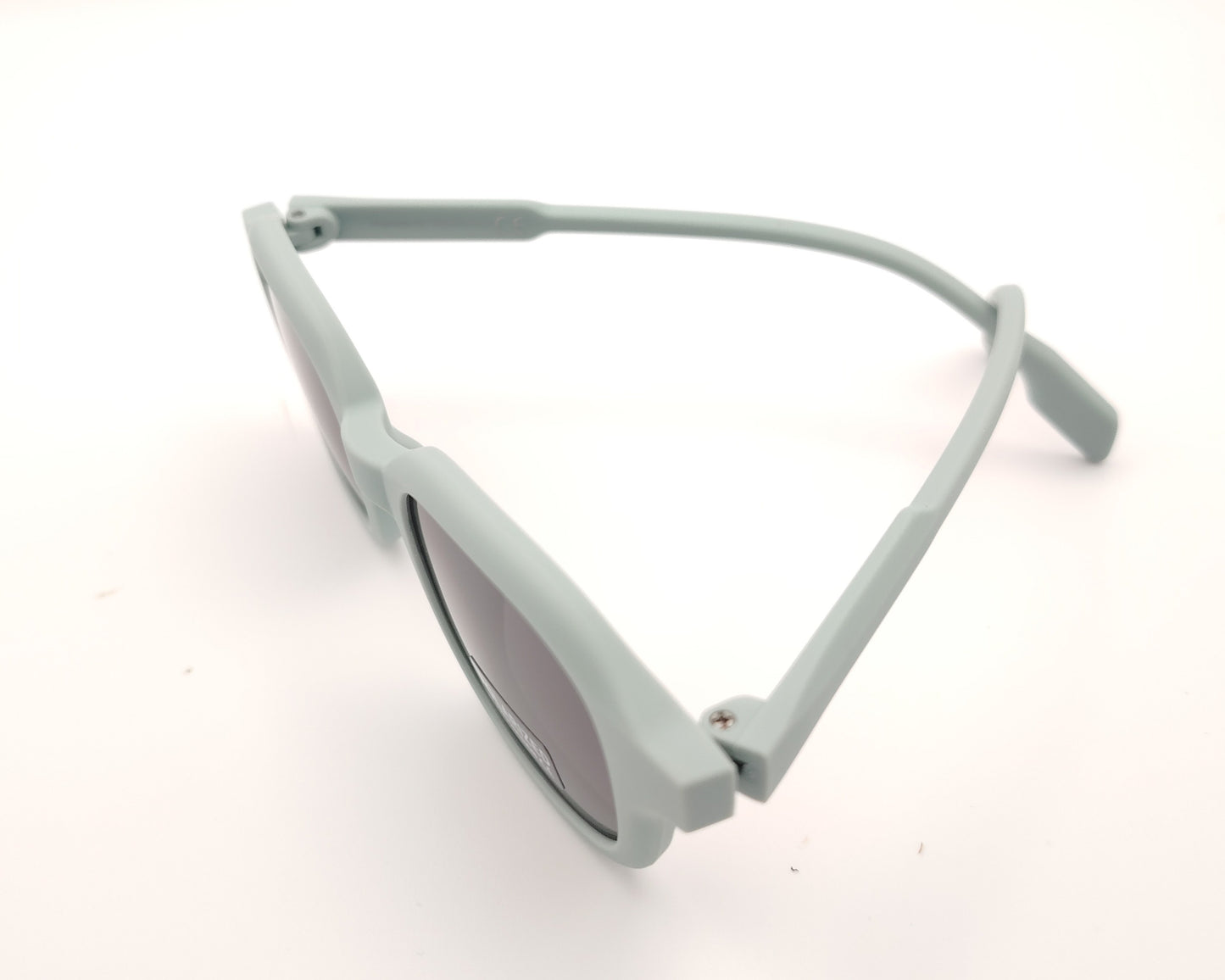 gafas de sol infantiles polarizadas con montura gris claro y lentes grises con protección uv.