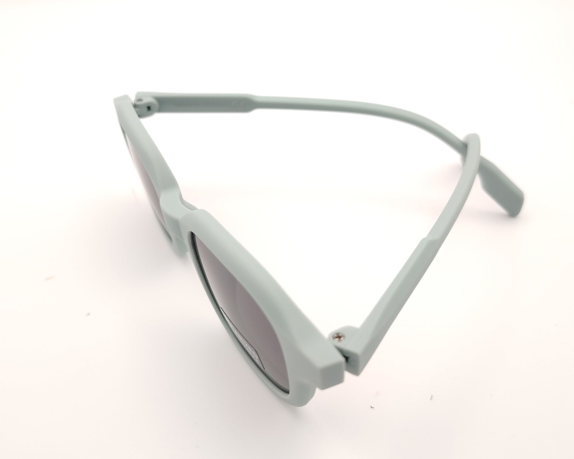 gafas de sol infantiles polarizadas con montura gris claro y lentes grises con protección uv.
