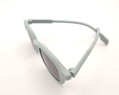 gafas de sol infantiles polarizadas con montura gris claro y lentes grises con protección uv.
