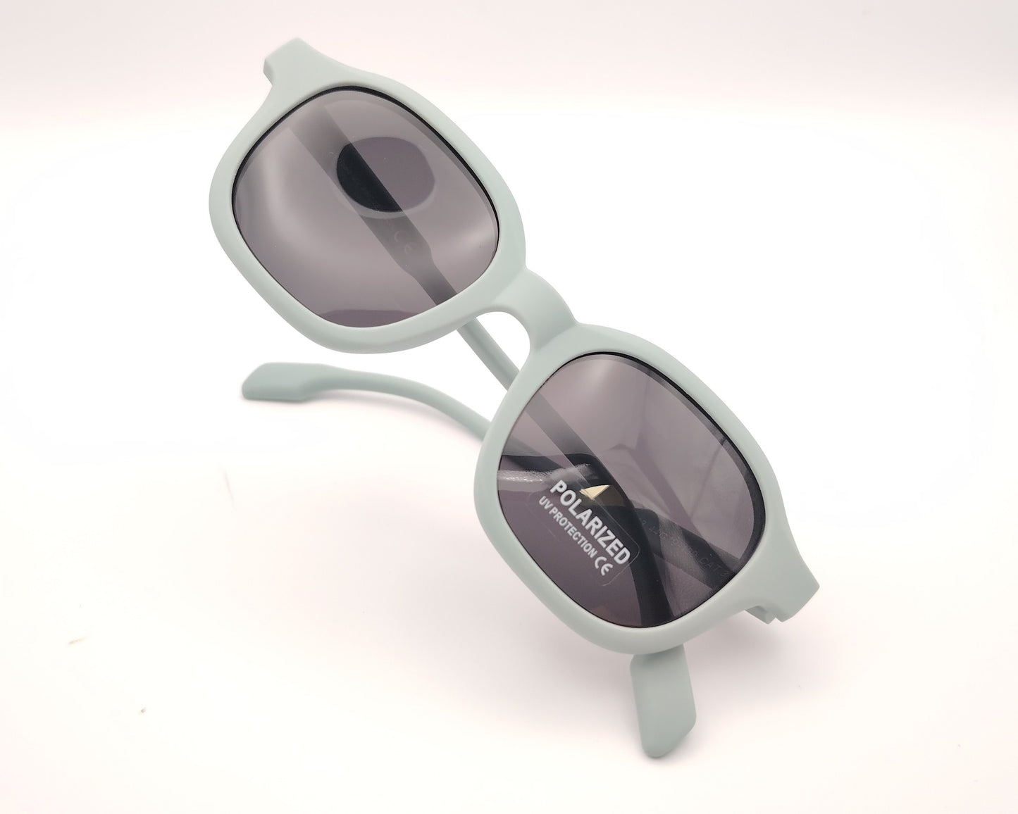 gafas de sol infantiles polarizadas con montura gris claro y lentes grises con protección uv.