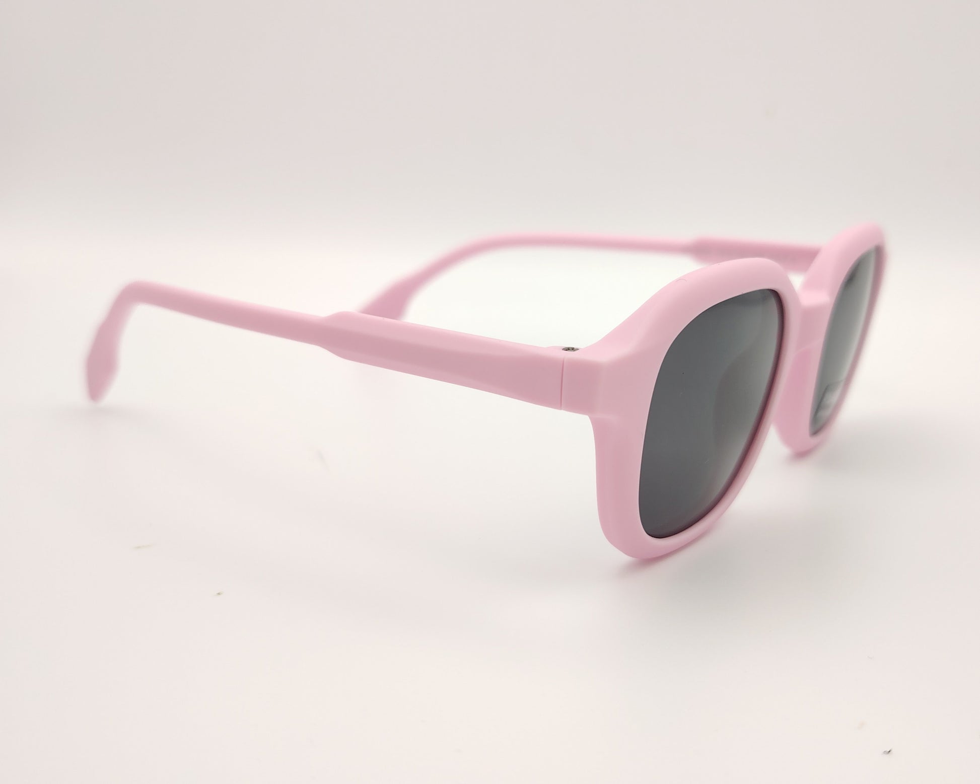 gafas de sol infantiles polarizadas con montura rosa claro y lentes grises con protección uv.