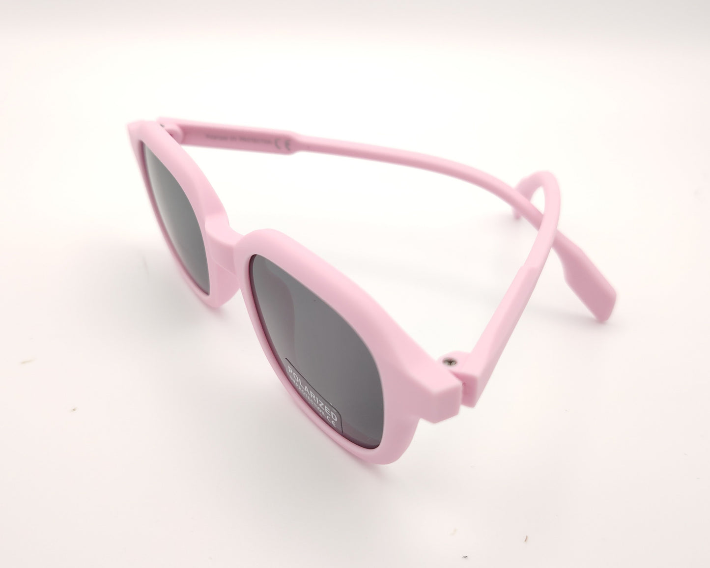 gafas de sol infantiles polarizadas con montura rosa claro y lentes grises con protección uv.