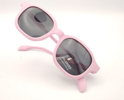 gafas de sol infantiles polarizadas con montura rosa claro y lentes grises con protección uv.