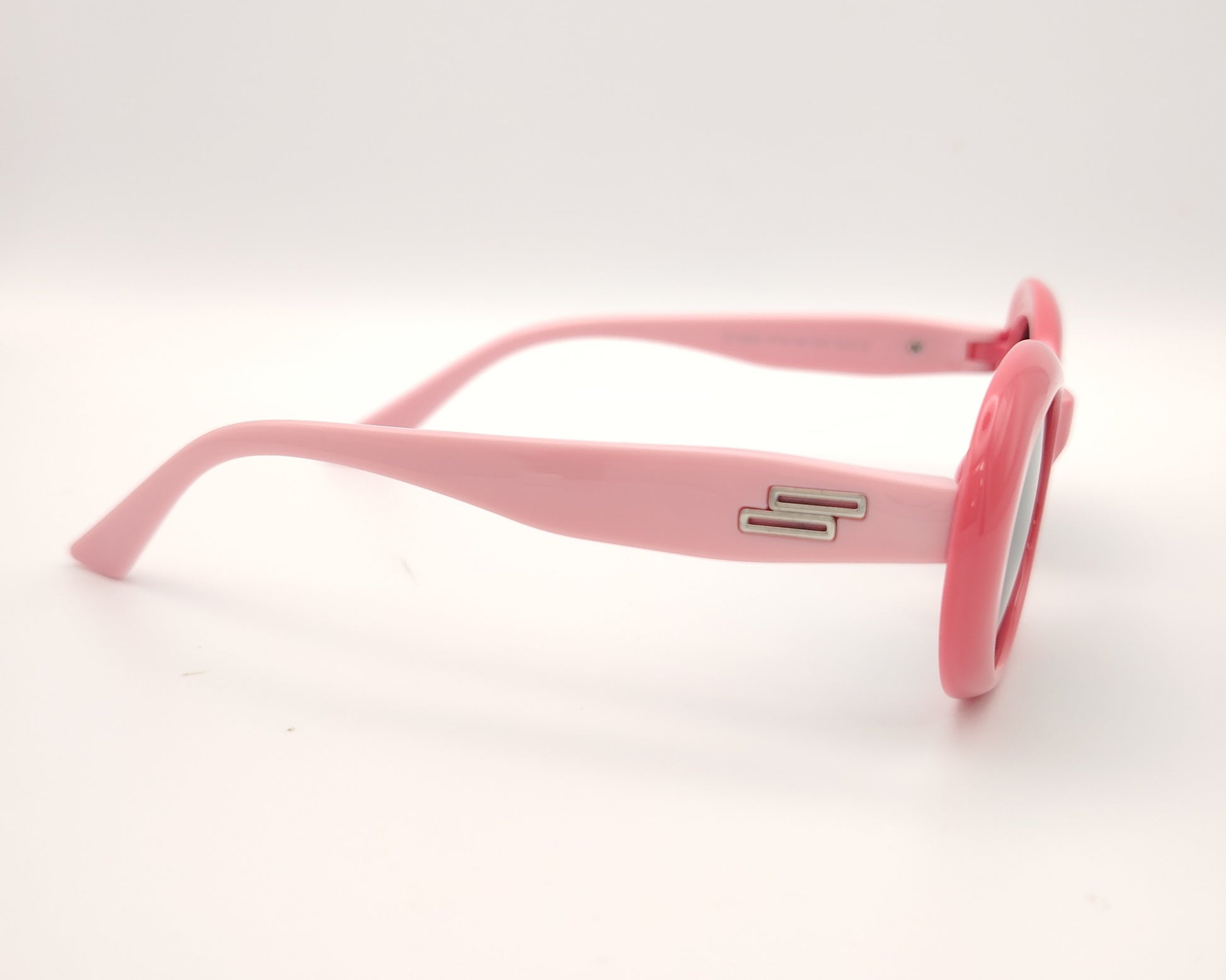 gafas de sol infantiles polarizadas con montura ovalada rosa y varillas en rosa claro y lentes grises con protección uv.