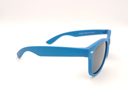 gafas de sol infantiles polarizadas con montura azul y lentes grises con protección uv.