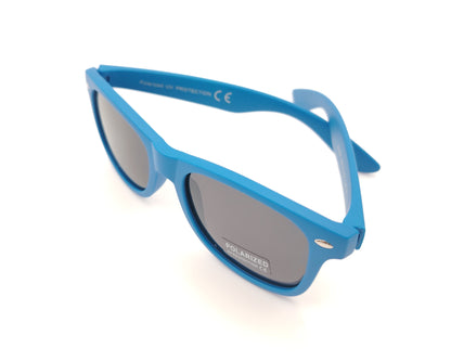 gafas de sol infantiles polarizadas con montura azul y lentes grises con protección uv.