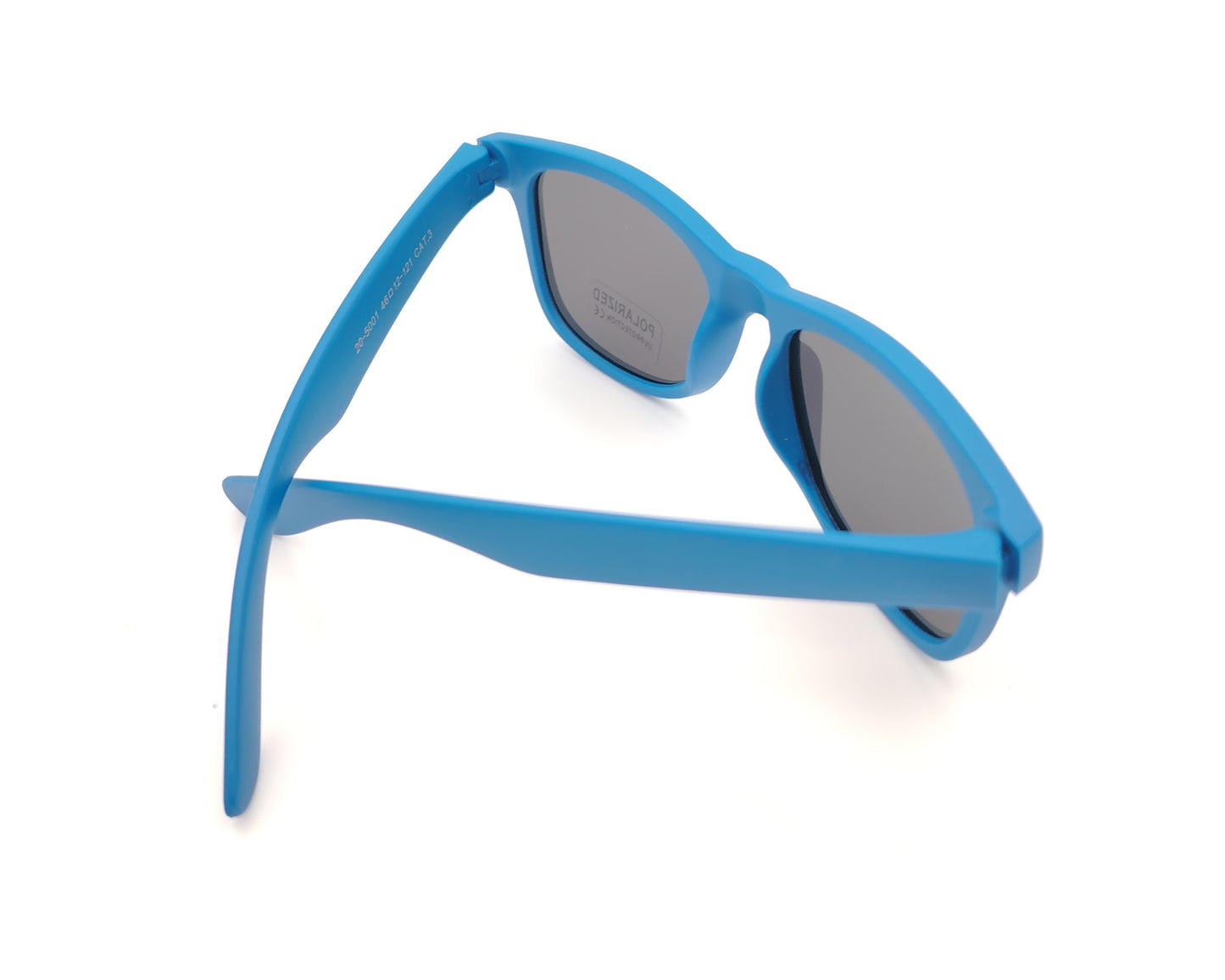 gafas de sol infantiles polarizadas con montura azul y lentes grises con protección uv.