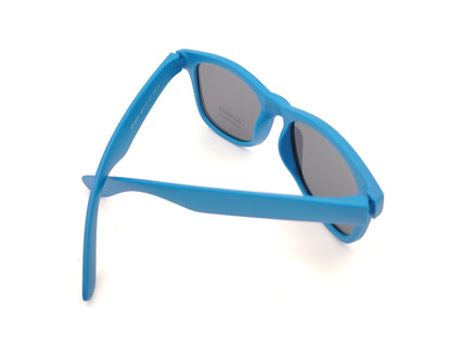 gafas de sol infantiles polarizadas con montura azul y lentes grises con protección uv.