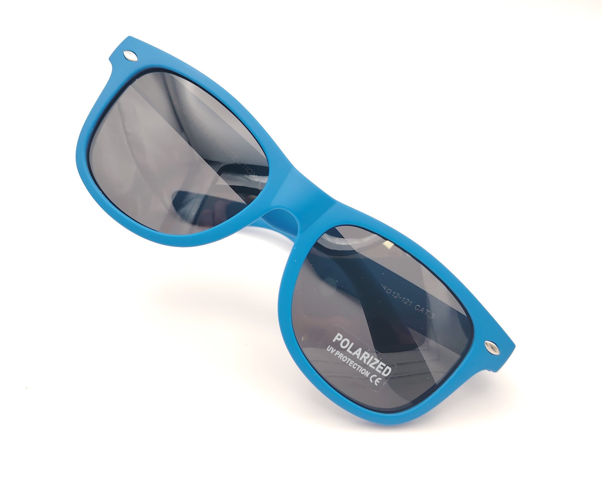 gafas de sol infantiles polarizadas con montura azul y lentes grises con protección uv.