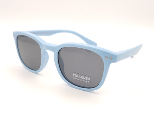 gafas de sol infantiles polarizadas con montura azul claro de líneas redondeadas y lentes grises con protección uv
