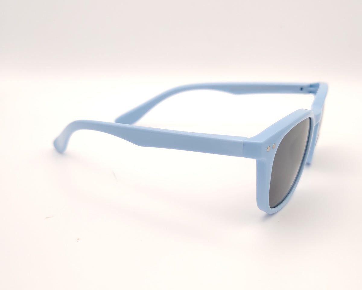 gafas de sol infantiles polarizadas con montura azul claro de líneas redondeadas y lentes grises con protección uv