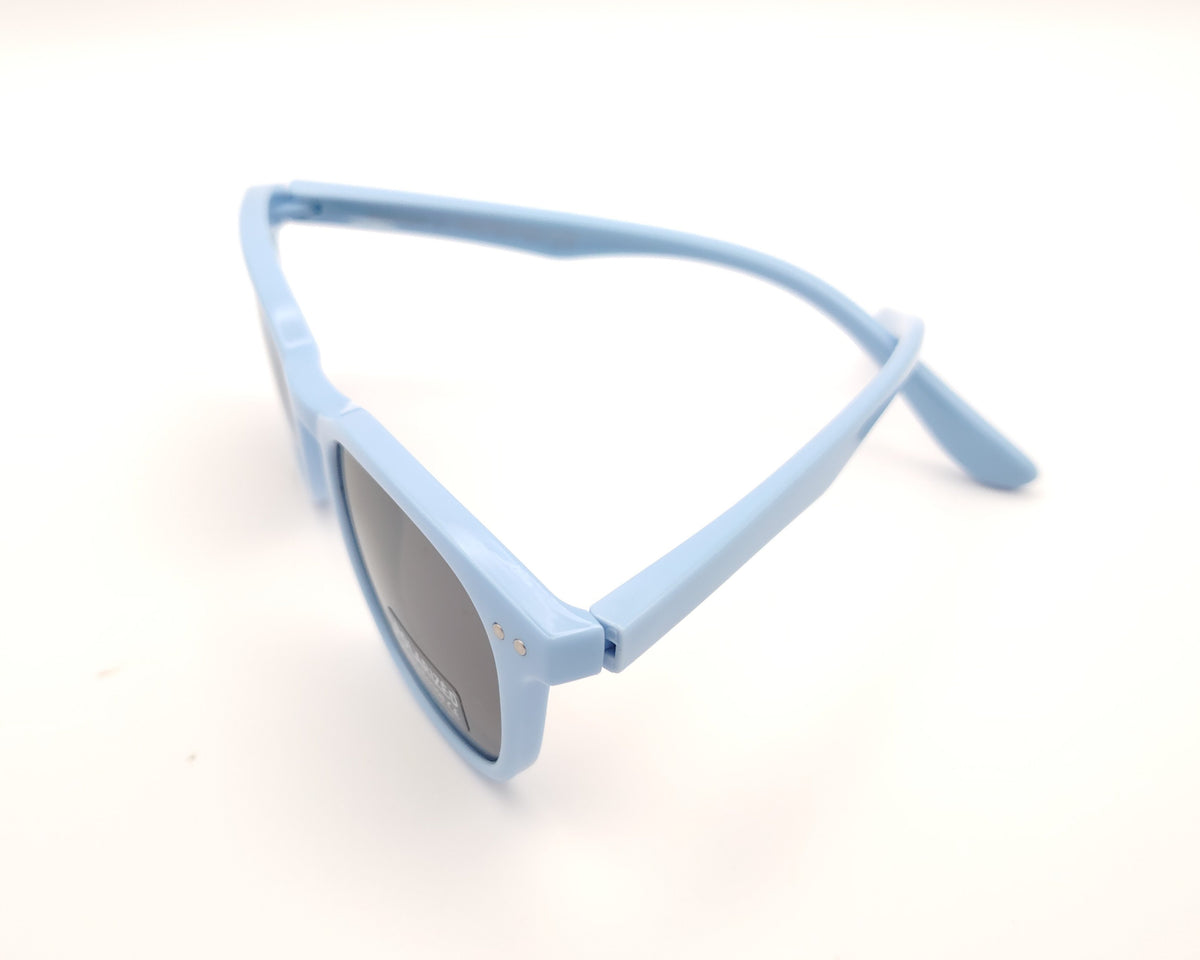 gafas de sol infantiles polarizadas con montura azul claro de líneas redondeadas y lentes grises con protección uv
