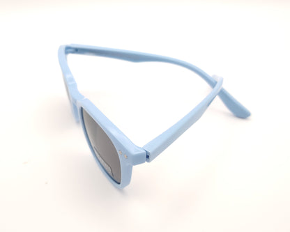 gafas de sol infantiles polarizadas con montura azul claro de líneas redondeadas y lentes grises con protección uv