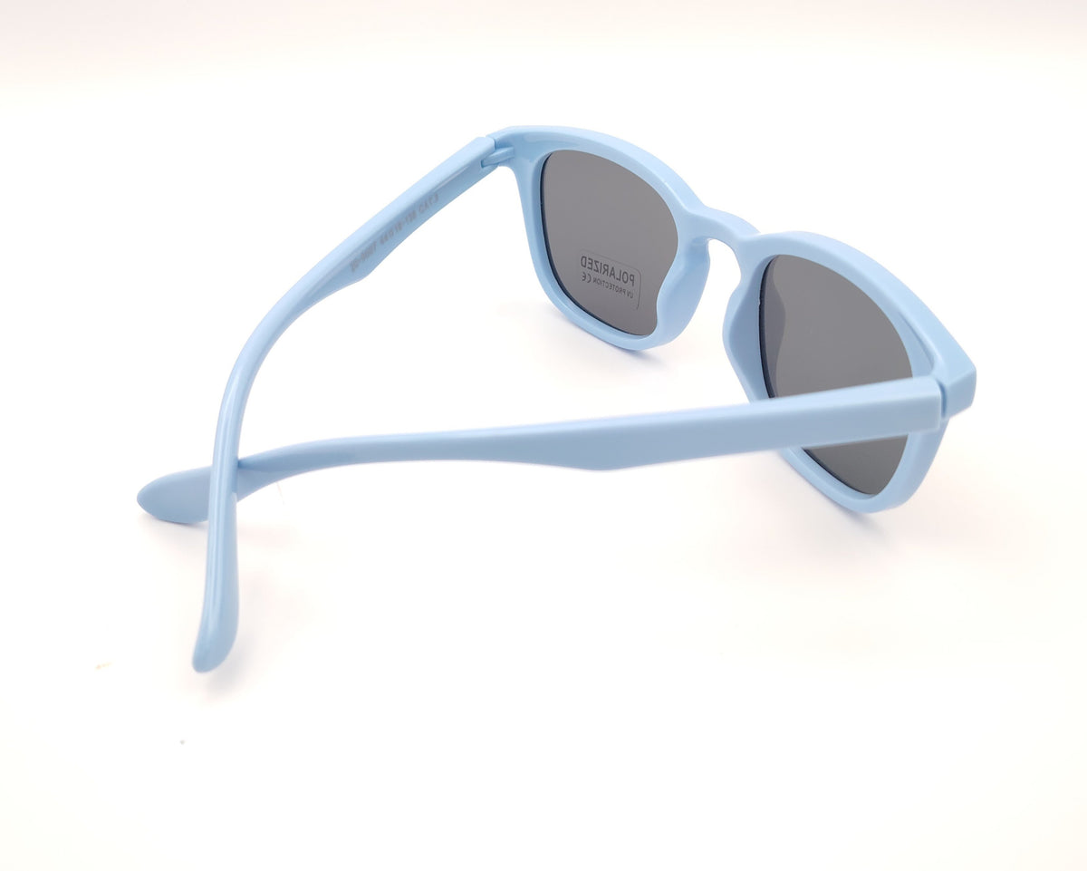 gafas de sol infantiles polarizadas con montura azul claro de líneas redondeadas y lentes grises con protección uv