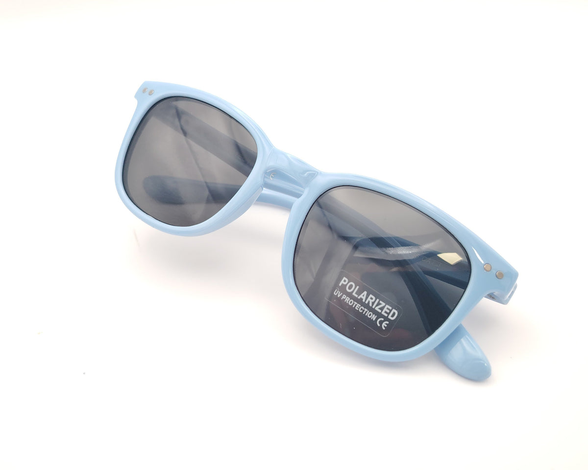 gafas de sol infantiles polarizadas con montura azul claro de líneas redondeadas y lentes grises con protección uv