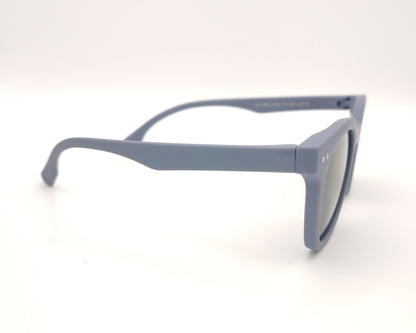 gafas de sol infantiles polarizadas con montura azul mate y lentes grises con protección uv