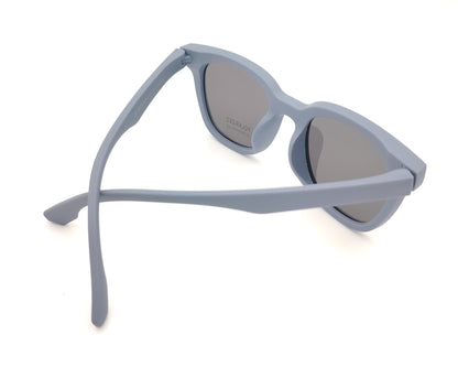 gafas de sol infantiles polarizadas con montura azul mate y lentes grises con protección uv