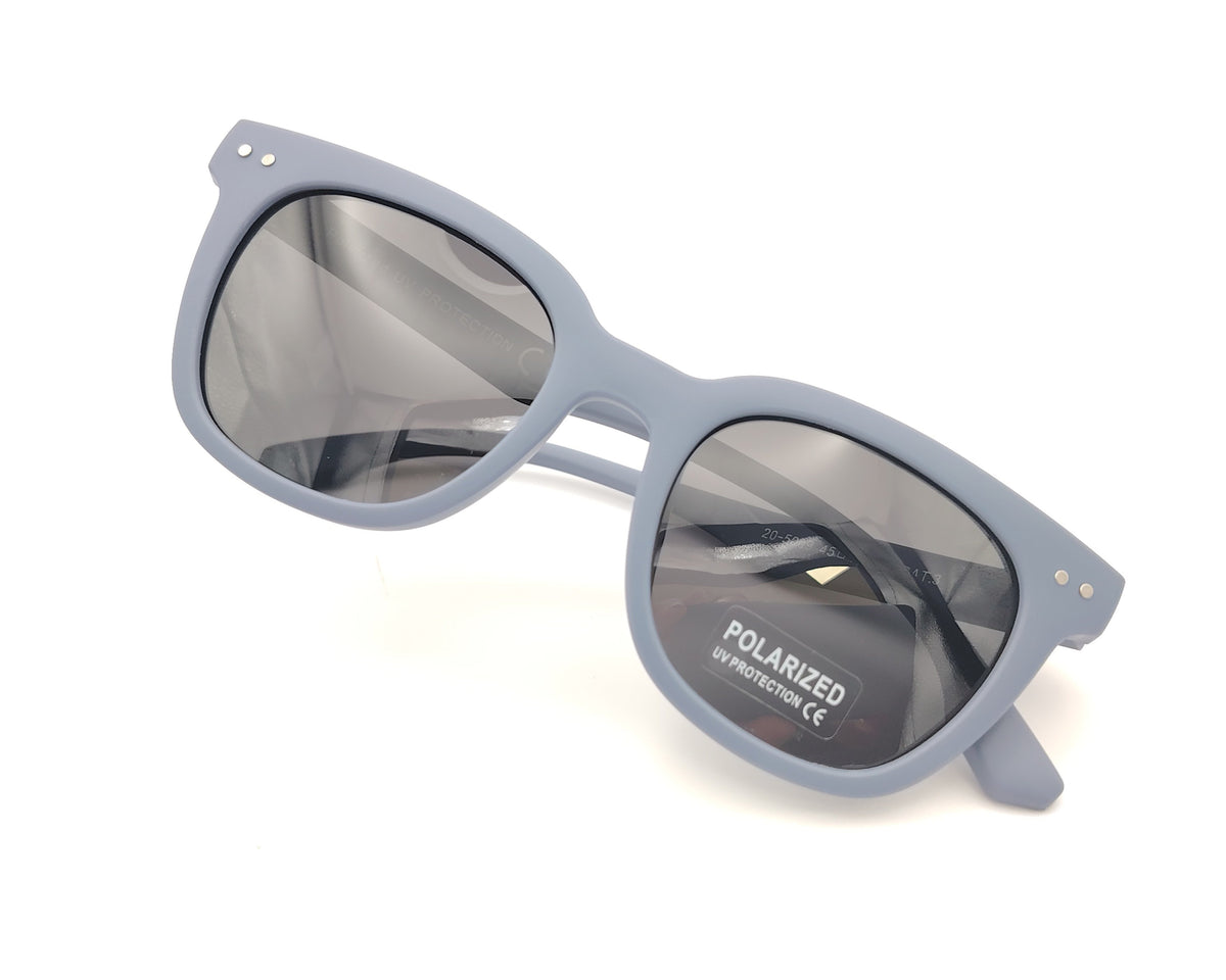 gafas de sol infantiles polarizadas con montura azul mate y lentes grises con protección uv