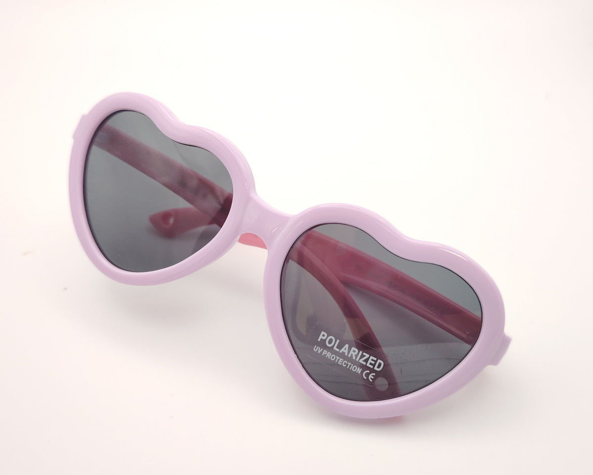 gafas de sol infantiles polarizadas con montura lila en forma de corazón, varillas rosas y lentes grises con protección uv