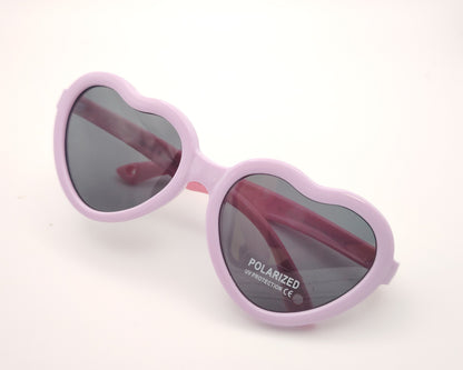 gafas de sol infantiles polarizadas con montura lila en forma de corazón, varillas rosas y lentes grises con protección uv