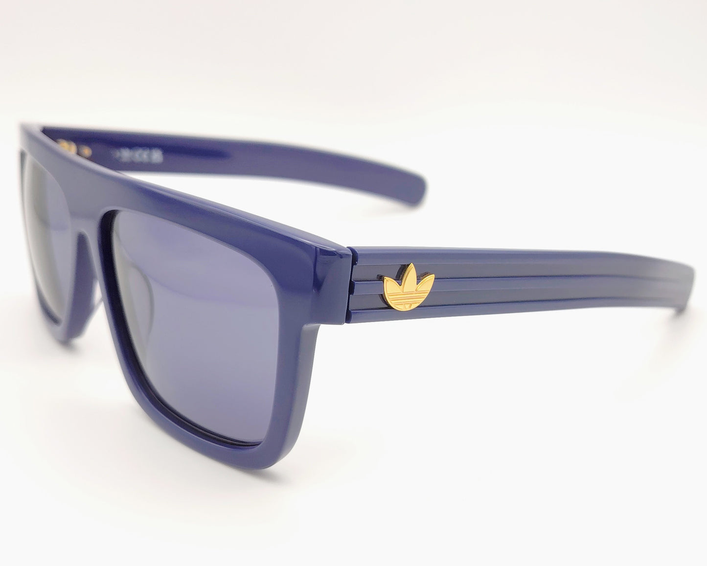 gafas de sol adidas or0127 90v, montura en color azul con logo dorado en las varillas, diseño rectangular deportivo, lentes oscuras para protección solar, estilo urbano y moderno