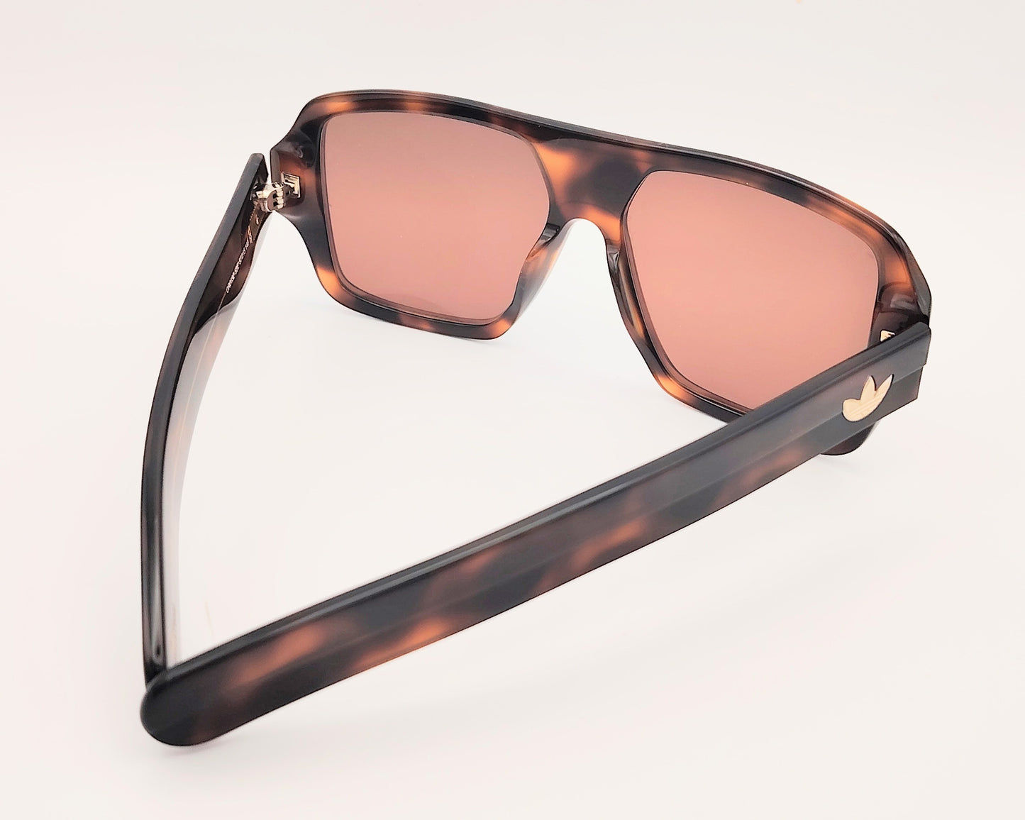 gafas de sol adidas originals or0132 con montura de acetato tipo habana oversize lentes marrones y detalle de logo dorado en la varilla