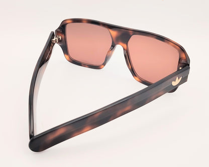 gafas de sol adidas originals or0132 con montura de acetato tipo habana oversize lentes marrones y detalle de logo dorado en la varilla