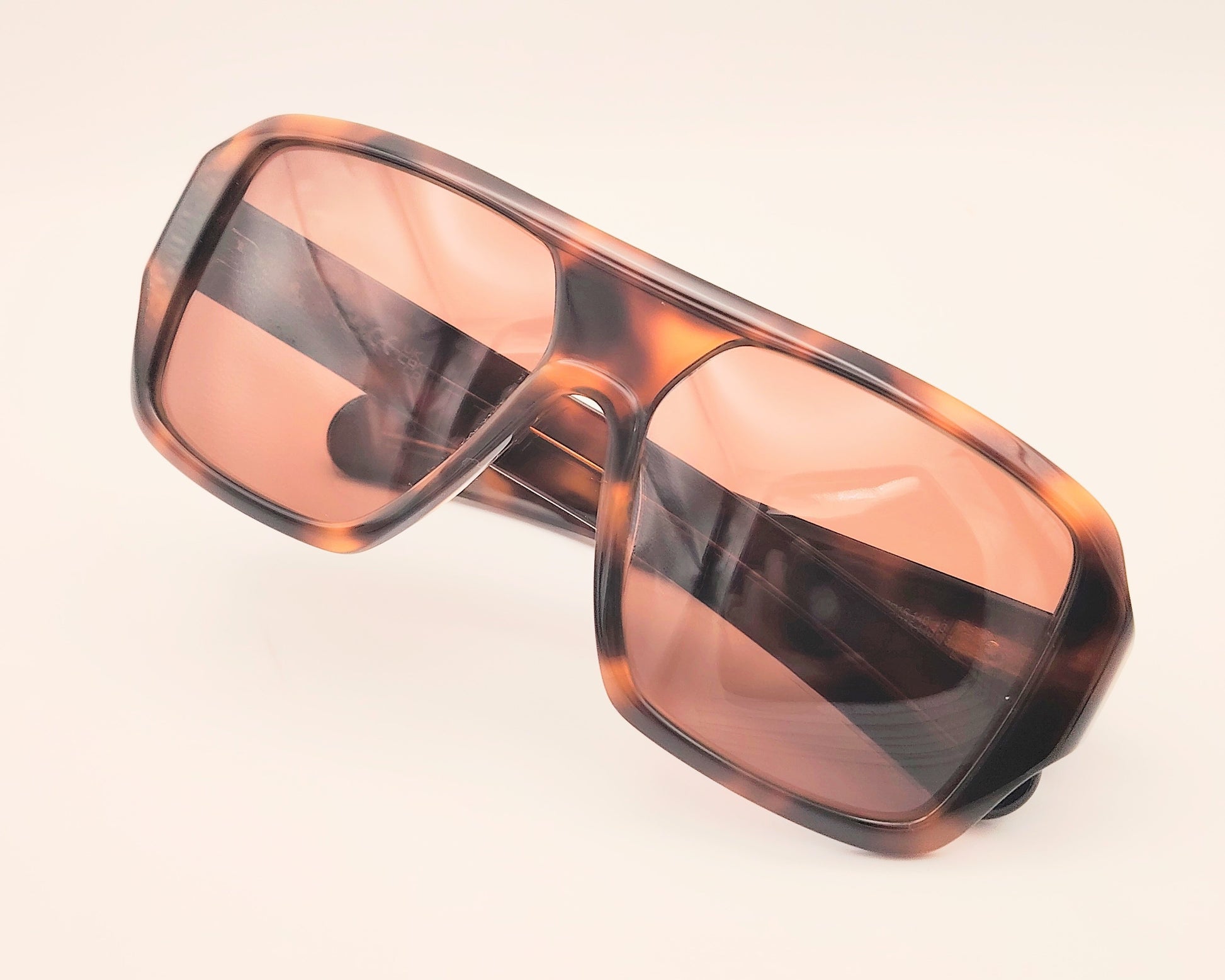gafas de sol adidas originals or0132 con montura de acetato tipo habana oversize lentes marrones y detalle de logo dorado en la varilla