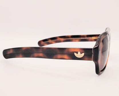 gafas de sol adidas originals or0132 con montura de acetato tipo habana oversize lentes marrones y detalle de logo dorado en la varilla
