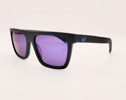 gafas de sol rectangulares con montura negra mate y lentes espejo azul con detalle de logo en las varillas