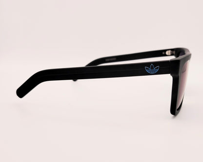 gafas de sol rectangulares con montura negra mate y lentes espejo azul con detalle de logo en las varillas