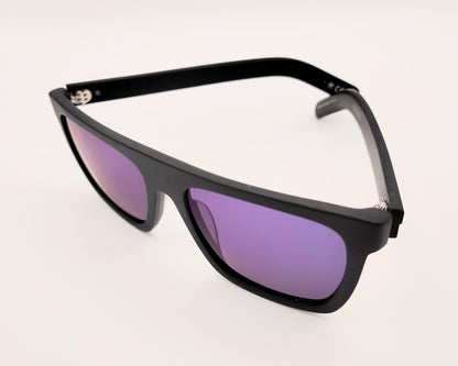 gafas de sol rectangulares con montura negra mate y lentes espejo azul con detalle de logo en las varillas