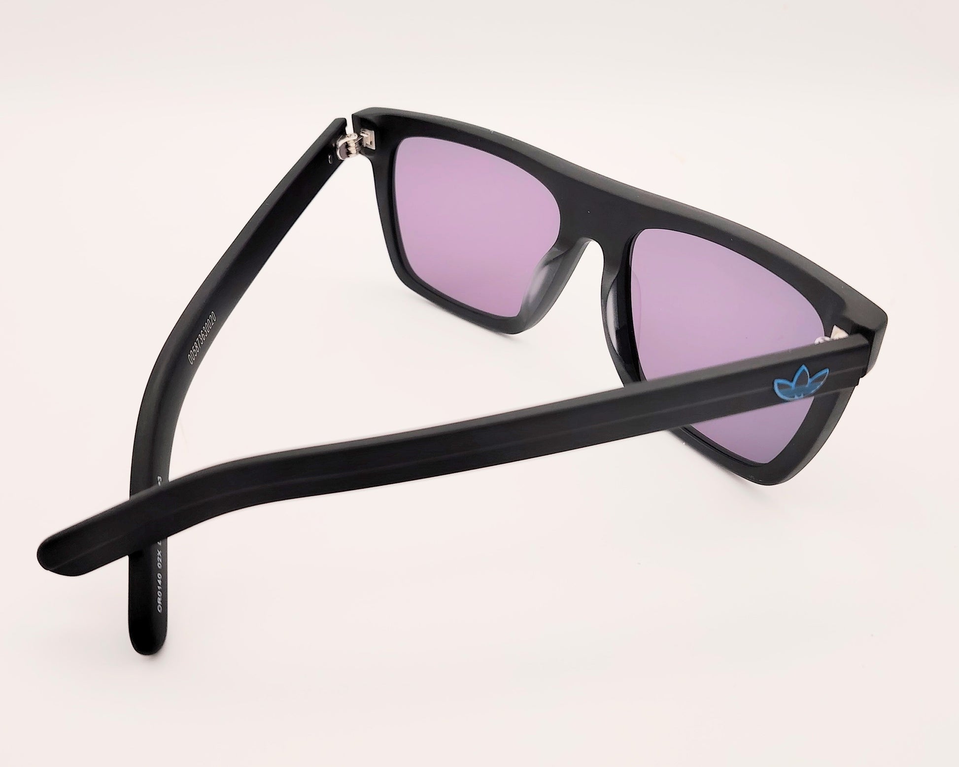 gafas de sol rectangulares con montura negra mate y lentes espejo azul con detalle de logo en las varillas