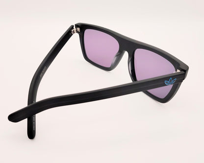 gafas de sol rectangulares con montura negra mate y lentes espejo azul con detalle de logo en las varillas