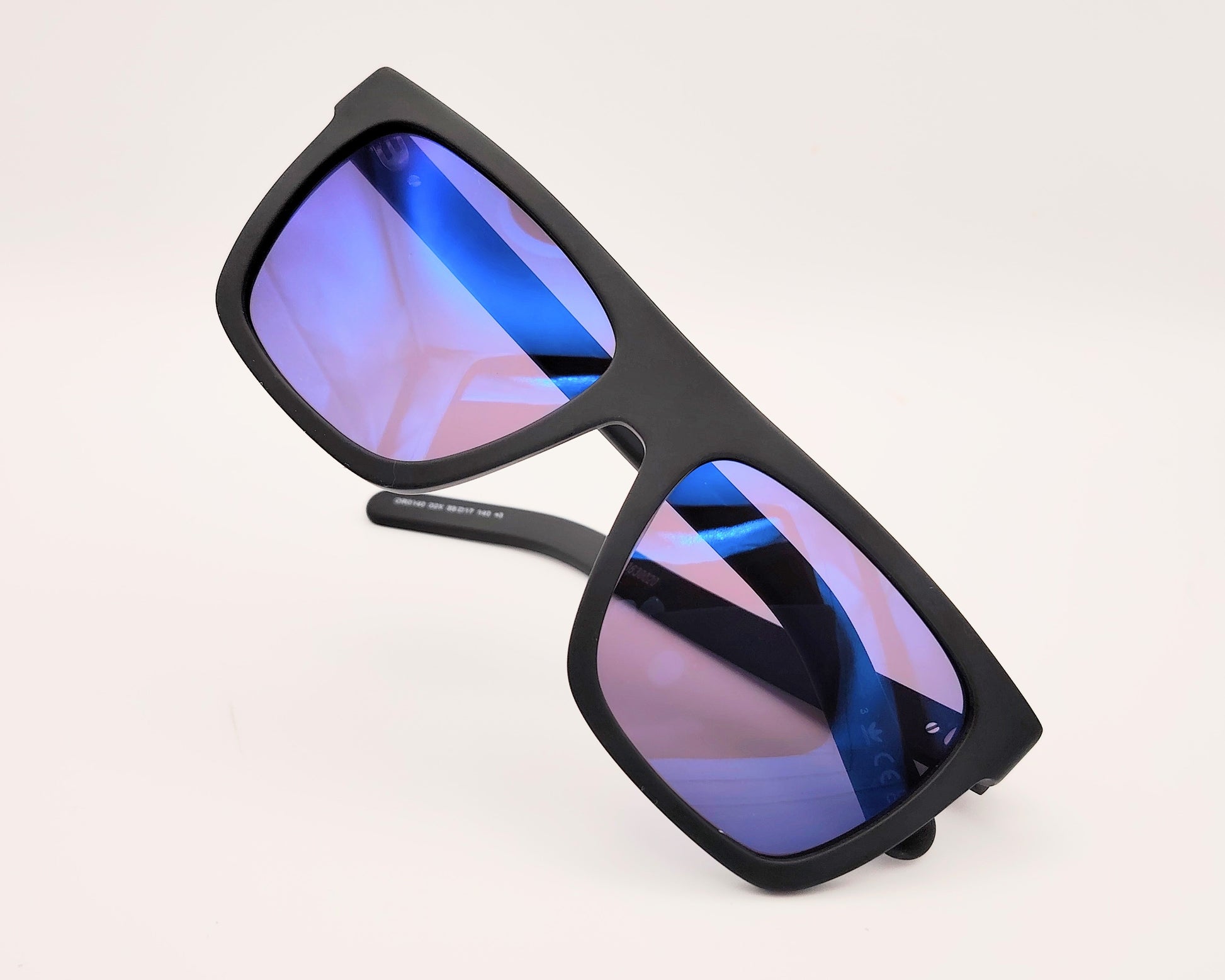 gafas de sol rectangulares con montura negra mate y lentes espejo azul con detalle de logo en las varillas