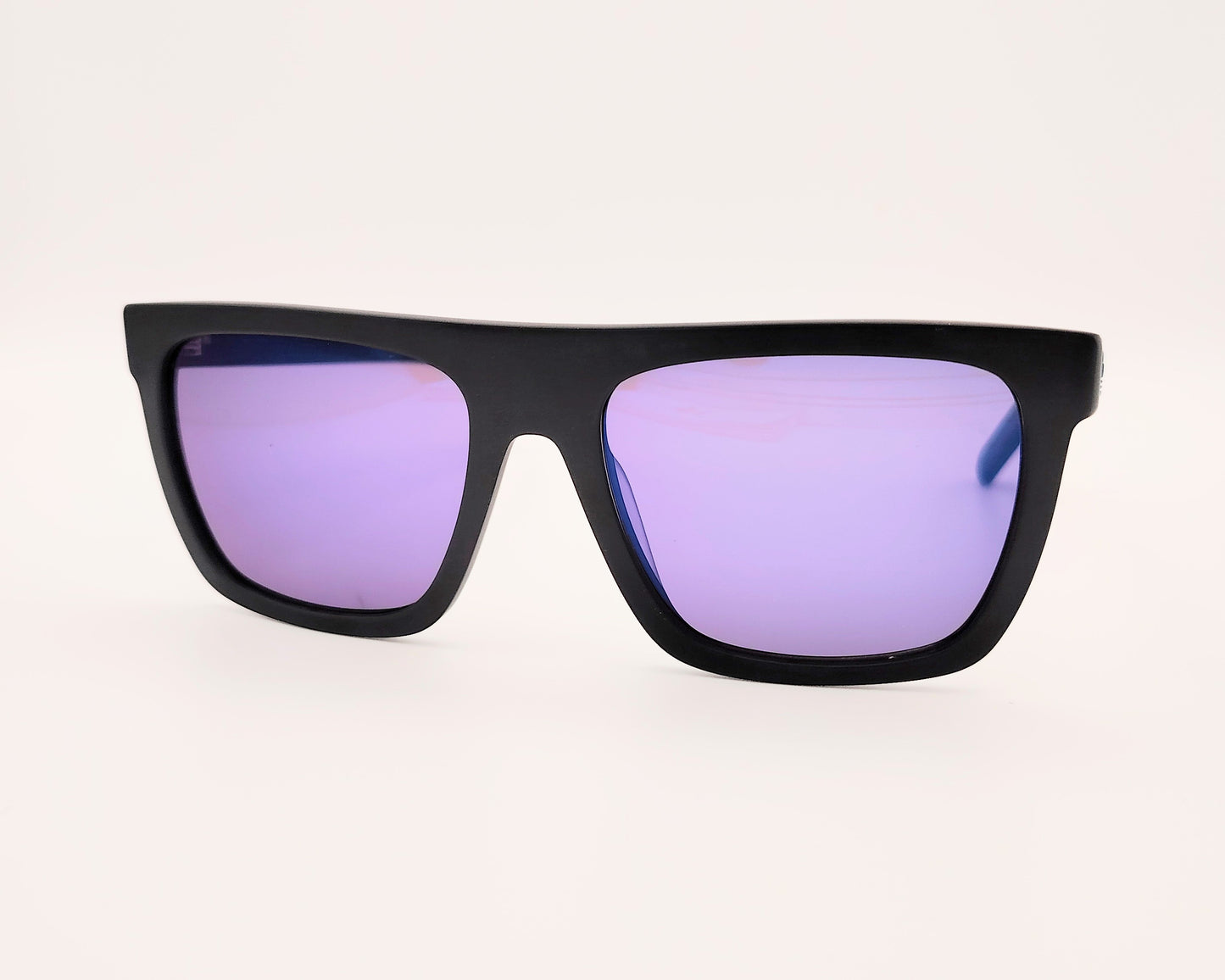 gafas de sol rectangulares con montura negra mate y lentes espejo azul con detalle de logo en las varillas