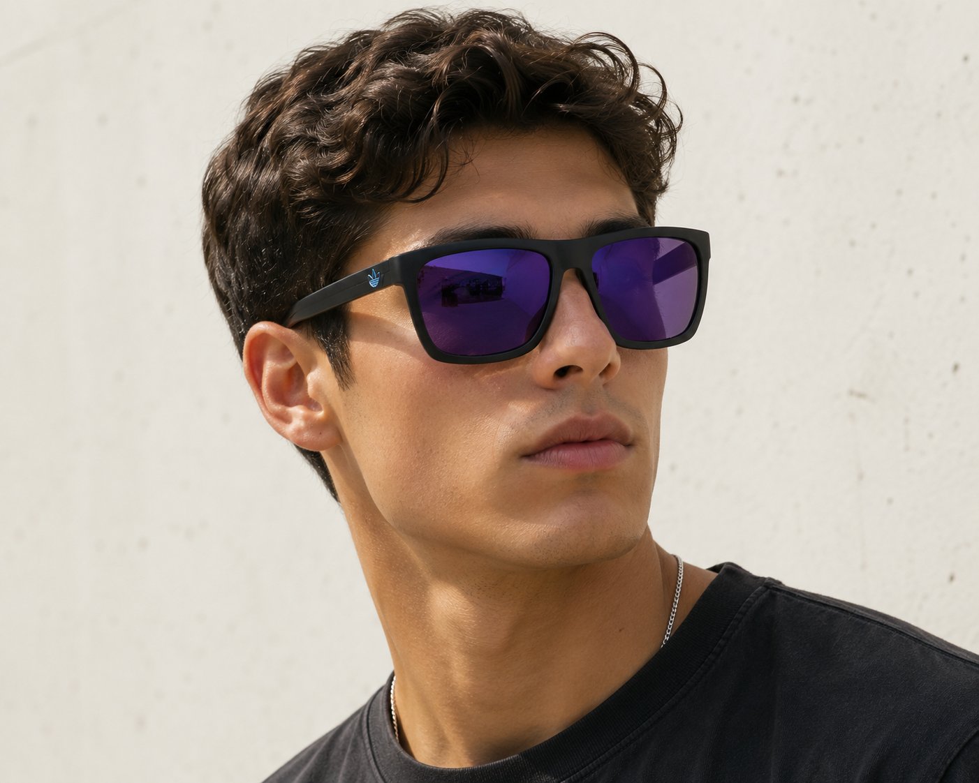 gafas de sol adidas de pasta en color negro mate con lentes de espejo morado