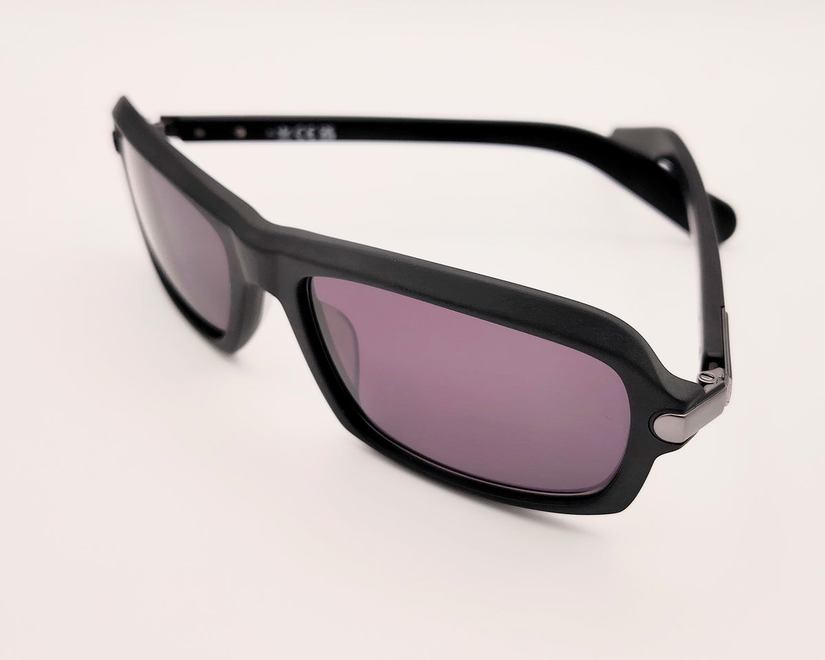 gafas de sol adidas en color negro mate con lentes negras y diseño rectangular ligeramente envolvente