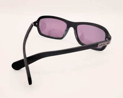 gafas de sol adidas en color negro mate con lentes negras y diseño rectangular ligeramente envolvente