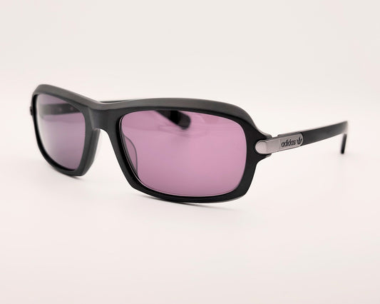 gafas de sol adidas en color negro mate con lentes negras y diseño rectangular ligeramente envolvente