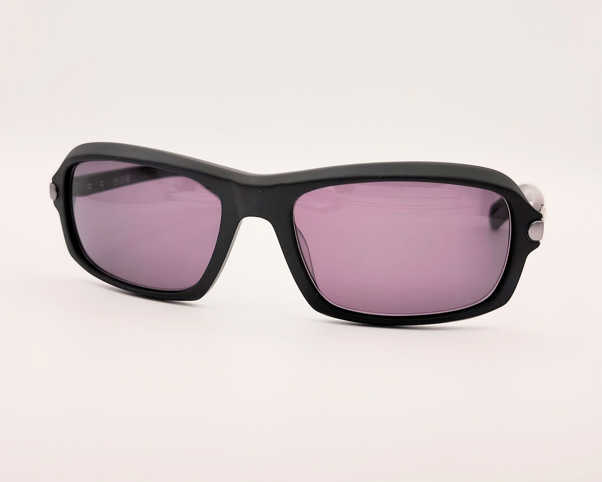 gafas de sol adidas en color negro mate con lentes negras y diseño rectangular ligeramente envolvente