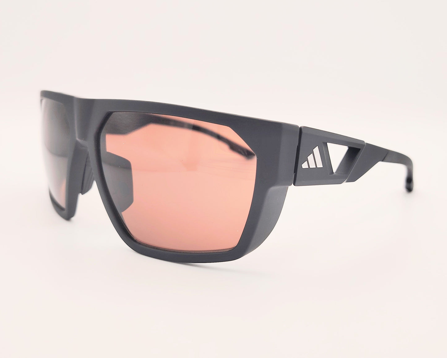 gafas de sol deportivas adidas sp0097 en negro mate con lentes marrones y varillas con aperturas de ventilación laterales