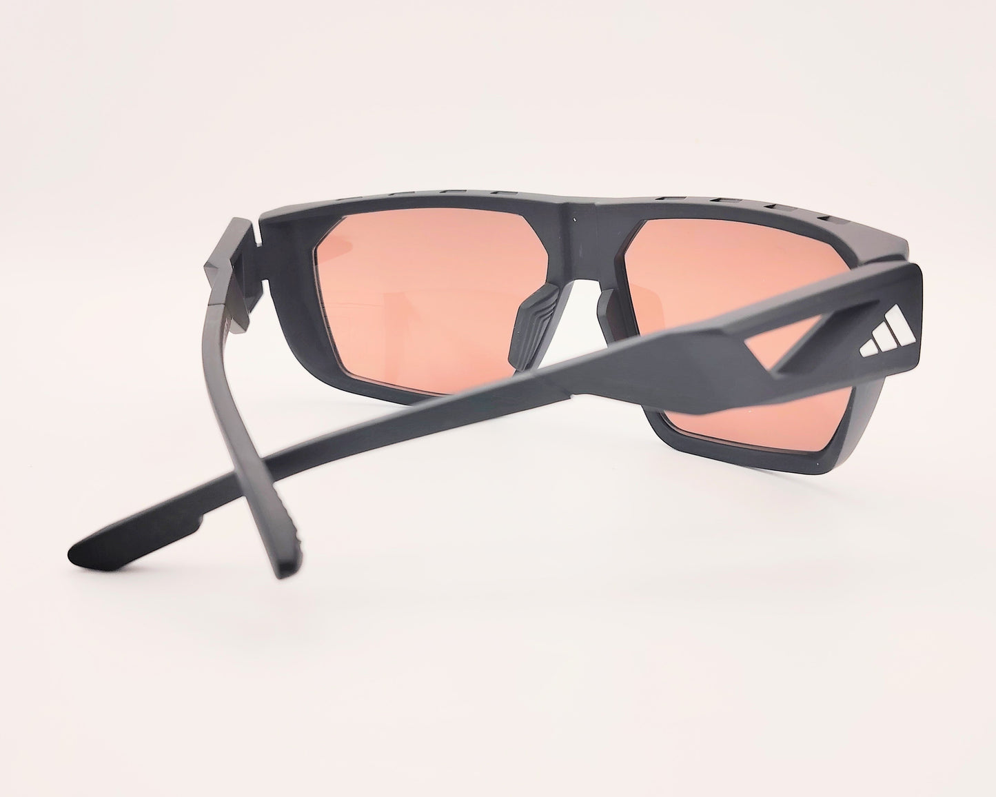 gafas de sol deportivas adidas sp0097 en negro mate con lentes marrones y varillas con aperturas de ventilación laterales