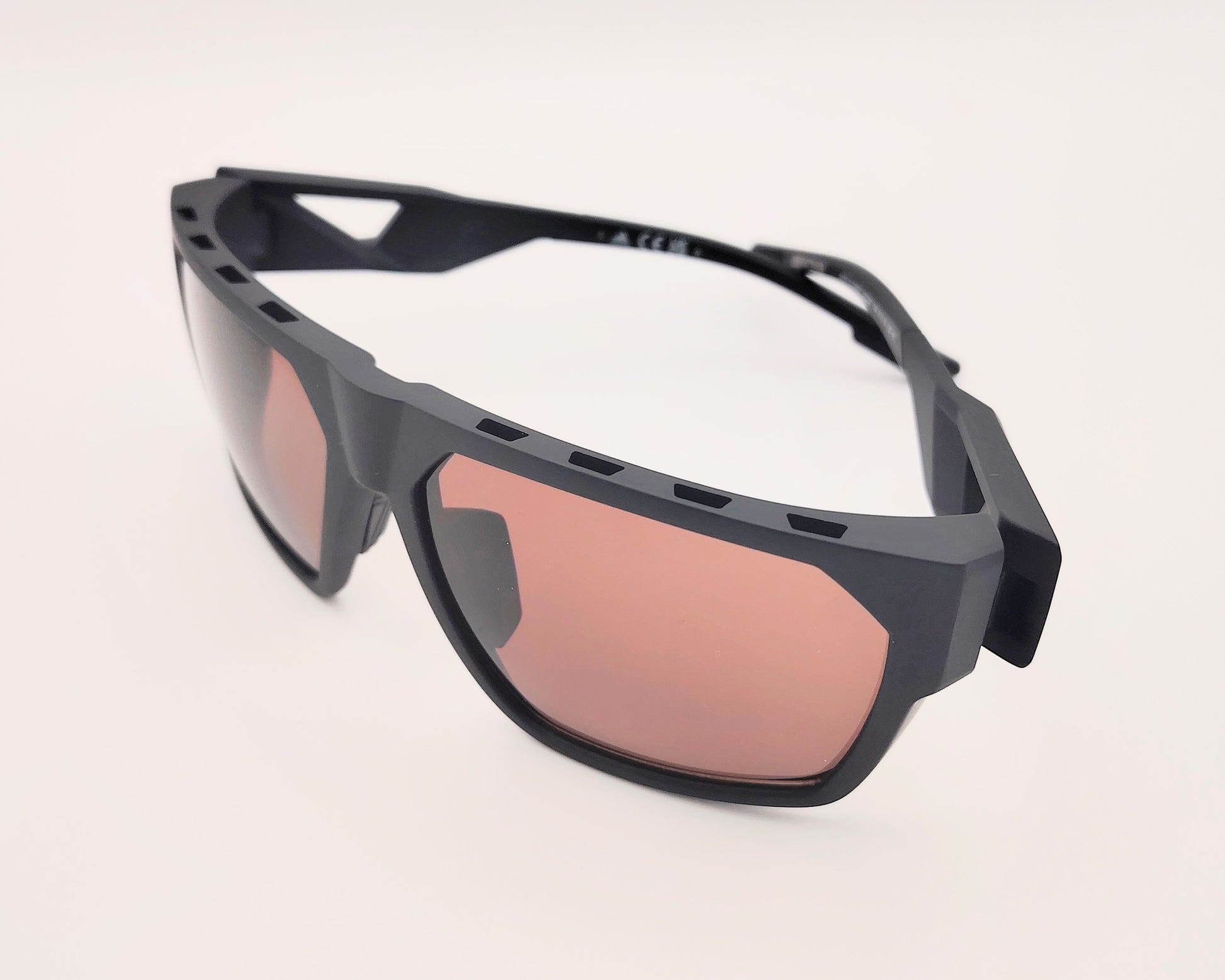 gafas de sol deportivas adidas sp0097 en negro mate con lentes marrones y varillas con aperturas de ventilación laterales